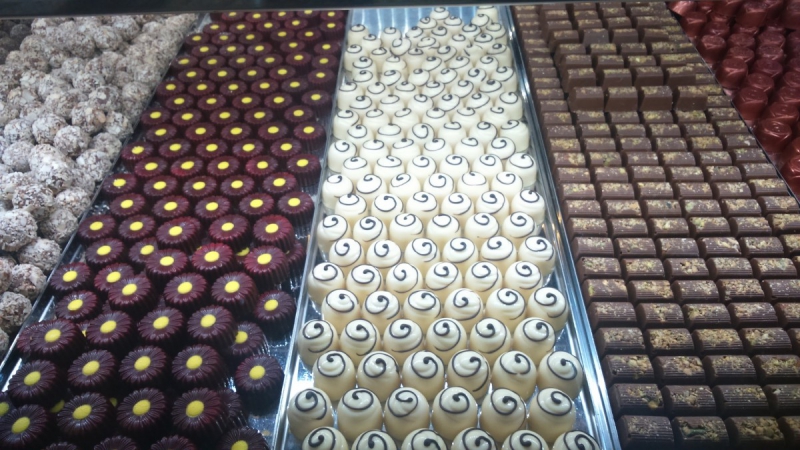 vitrine-VINON SUR VERDON-min_chocolates_milk_chocolate_white_chocolate_truffles_candy_food_treat_cacao-1213769