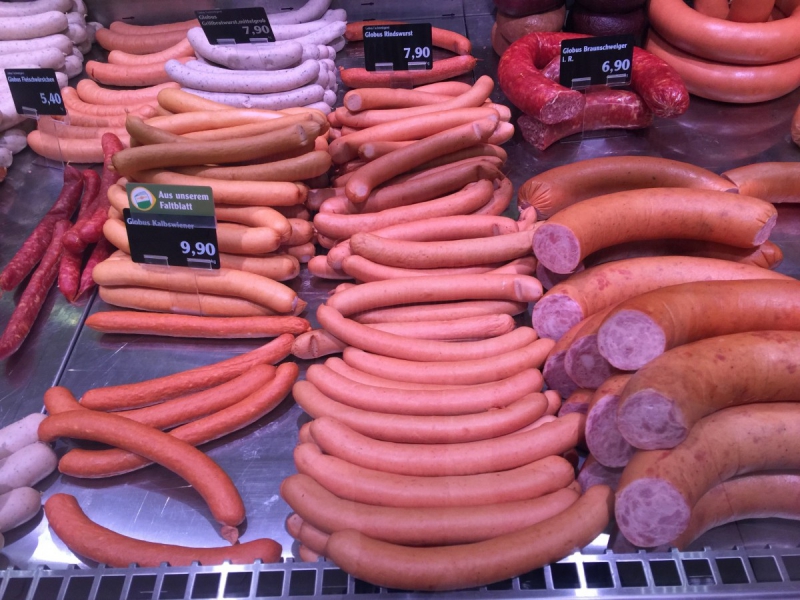 vitrine-VINON SUR VERDON-min_sausages_meat_butchery-1069321